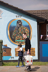 Grossbritannien  Belfast - Militante  politische Wandmalerei der UFF (Verbot 1973)  Newtownards Road  protestantisches East Belfast