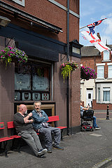 Grossbritannien  Belfast - Zwei Gaeste eines Pubs  protestantischer Teil von East Belfast