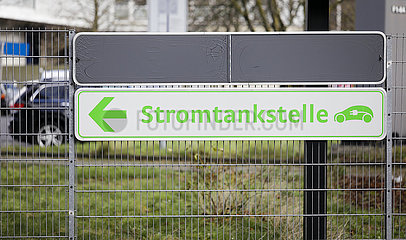 Stromtankstelle  Hinweisschild am Duesseldorfer Flughafen  Duesseldorf  Nordrhein-Westfalen  Deutschland  Europa