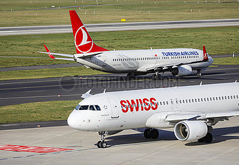 Swiss Airbus A320 und Turkish Airlines Boing 737 Flugzeuge starten am Flughafen DUS  Duesseldorf  Nordrhein-Westfalen  Deutschland  Europa