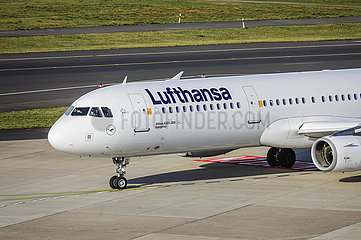 Lufthansa  Airbus A321 Flugzeug startet am Duesseldorfer Flughafen  Duesseldorf  Nordrhein-Westfalen  Deutschland  Europa