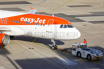 easyJet Airbus A320 Flugzeug startet am Duesseldorfer Flughafen  Duesseldorf  Nordrhein-Westfalen  Deutschland  Europa