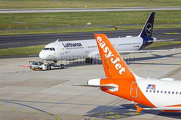 easyJet und Lufthansa Flugzeuge starten am Duesseldorfer Flughafen  Duesseldorf  Nordrhein-Westfalen  Deutschland  Europa
