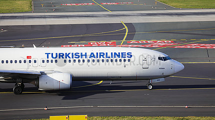 Turkish Airlines Boing 737-800 Flugzeug startet am Flughafen DUS  Duesseldorf  Nordrhein-Westfalen  Deutschland  Europa