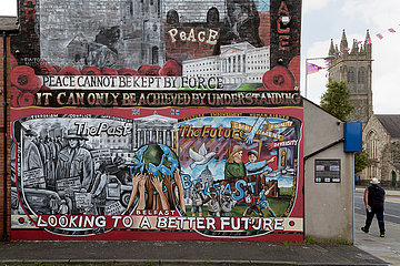 Grossbritannien  Belfast - Politische Wandmalerei dem Frieden gewidmet  Newtownards Road  protestantisches East Belfast  rechts St Patricks Church Of Ireland (Anglikanische Kirche)