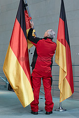 Berlin  Deutschland - Flaggenwechsel im Kanzleramt durch einen Mitarbeiter fuer einen Pressetermin.