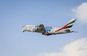 Emirates Airbus A380 startet am Duesseldorfer Flughafen  Duesseldorf  Nordrhein-Westfalen  Deutschland  Europa