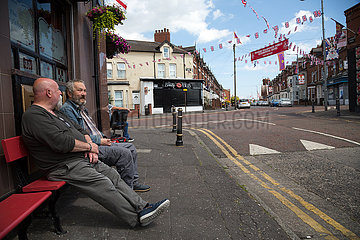 Grossbritannien  Belfast - Zwei Gaeste eines Pubs  protestantischer Teil von East Belfast