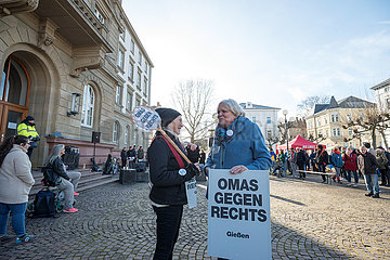 Omas gegen Rechts Kundgebung Giessen bleibt bunt