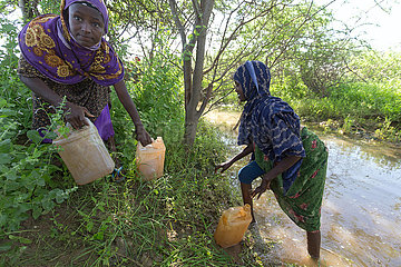 Burferedo  Somali Region  Aethiopien - Maedchen schoepft Wasser aus einem Fluss