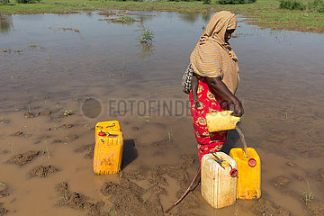 Burferedo  Somali Region  Aethiopien - Wasserholen an einer Wasserstelle