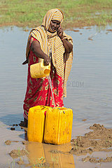 Burferedo  Somali Region  Aethiopien - Wasserholen an einer Wasserstelle