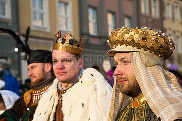 Polen  Poznan - Der Dreikoenigstag wird offiziell am Alten Markt begangen. Laiendarsteller mimen die Heiligen Drei Koenige.