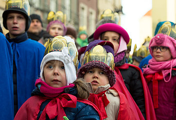 Polen  Poznan - Der Dreikoenigstag wird offiziell am Alten Markt begangen. Zwei Kinder als Koenige verkleidet.