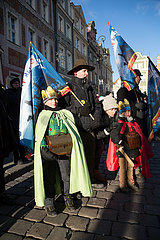 Polen  Poznan - Der Dreikoenigstag wird offiziell am Alten Markt begangen. Zwei Kinder als Koenige verkleidet.