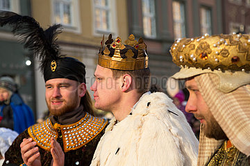 Polen  Poznan - Der Dreikoenigstag wird offiziell am Alten Markt begangen. Laiendarsteller mimen die Heiligen Drei Koenige.