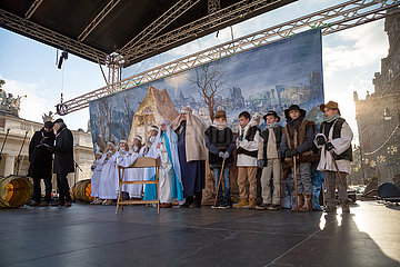 Polen  Poznan - Der Dreikoenigstag wird offiziell am Alten Markt begangen. Kinder verkleidet als Engel und Hirten auf der Buehne.
