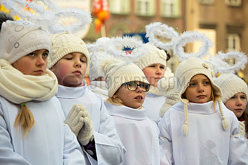 Polen  Poznan - Der Dreikoenigstag wird offiziell am Alten Markt begangen. Maedchen als Engel verkleidet.