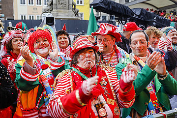 Karneval in Koeln  Weiberfastnacht am Alter Markt  Koeln  Rheinland  Nordrhein-Westfalen  Deutschland