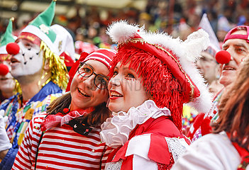 Karneval in Koeln  Weiberfastnacht am Alter Markt  Koeln  Rheinland  Nordrhein-Westfalen  Deutschland