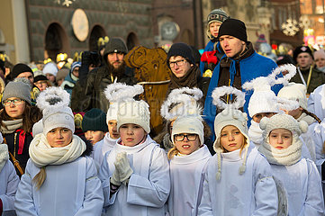 Polen  Poznan - Der Dreikoenigstag wird offiziell am Alten Markt begangen. Maedchen als Engel verkleidet.