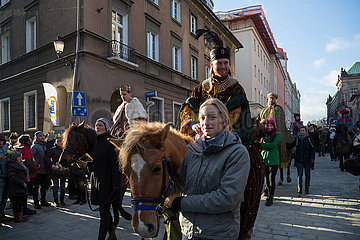 Polen  Poznan - Der Dreikoenigstag wird offiziell am Alten Markt begangen. Laiendarsteller zu Pferd mimen die Heiligen Drei Koenige.