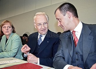 CDU/CSU Bundestagsfraktion Kanzlerkandidat Edmund Stoiber mit Friedrich Merz und Angela Merkel