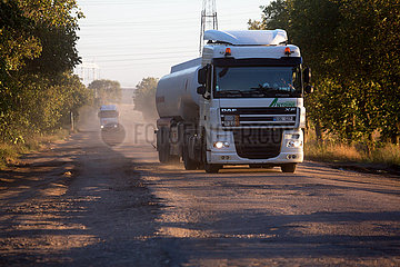 Republik Moldau  Vulcanesti - LKWs schleichen auf maroder Landstrasse im Sueden