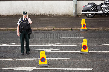 Grossbritannien  Belfast - Polizistin an einer wegen einer Grossveranstaltung gesperrten Strasse