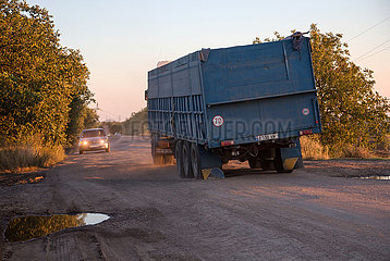 Republik Moldau  Vulcanesti - LKW schleicht auf einer maroden Landstrasse im Sueden