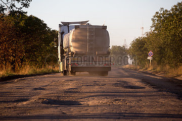 Republik Moldau  Vulcanesti - LKW schleicht auf maroder Landstrasse im Sueden