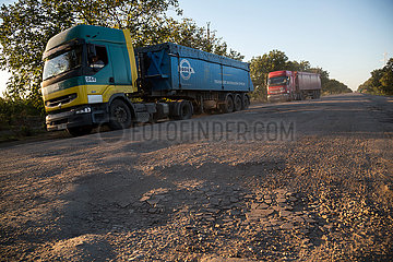 Republik Moldau  Vulcanesti - LKWs schleichen am Rand einer maroden Landstrasse im Sueden