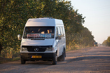 Republik Moldau  Vulcanesti - Ueberlandbus schleicht am Rand maroder Landstrasse im Sueden