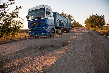 Republik Moldau  Vulcanesti - LKW schleicht am Rand einer maroden Landstrasse im Sueden