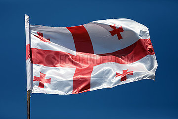 Batumi  Georgien  Nationalfahne von Georgien weht im Wind