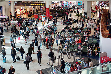 London  Grossbritannien  Menschen im Terminal des Flughafen London-Gatwick