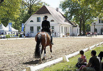 Redefin  Pferd und Reiter auf dem Abreiteplatz vor dem Inspektorhaus (Verwaltung)