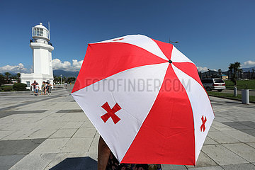 Batumi  Georgien  Regenschirm in den Nationalfarben von Georgien am Leuchtturm