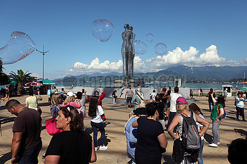 Batumi  Georgien  Skulptur Ali und Nino von Tamara Kwesitadse an der Strandpromenade