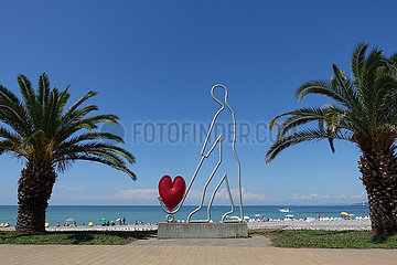 Batumi  Georgien  Mann mit Herz im Warenkorb-Skulptur an der Strandpromenade