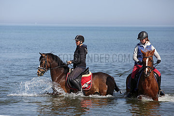 Dierhagen  junge Frauen reiten auf ihren Pferden in der Ostsee
