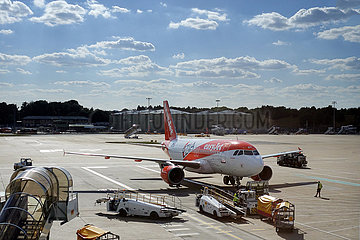 London  Grossbritannien  Maschine der Fluggesellschaft easyjet auf dem Flughafen London-Gatwick
