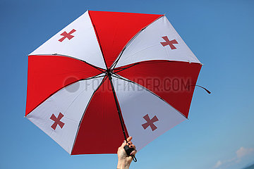 Batumi  Georgien  Regenschirm in den Nationalfarben von Georgien