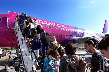 Schoenefeld  Deutschland  Reisende steigen in ein Flugzeug der Wizz Air ein