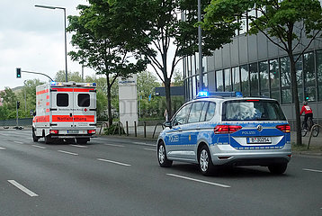 Berlin  Deutschland  Rettungswagen des Deutschen Roten Kreuz und Streifenwagen der Polizei im Einsatz