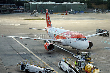 London  Grossbritannien  Maschine der Fluggesellschaft easyjet auf dem Vorfeld des Flughafen London-Gatwick