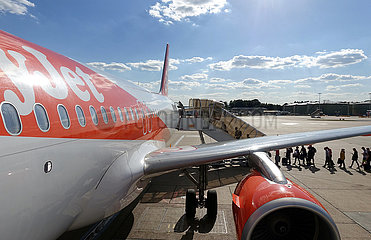 London  Grossbritannien  Menschen steigen am Flughafen Gatwick in eine Maschine der Fluggesellschaft easyjet ein
