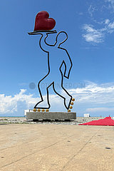 Batumi  Georgien  Skater mit Herz auf Tablett-Skulptur an der Strandpromenade
