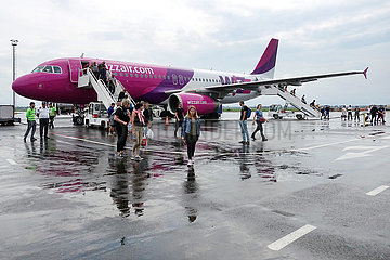 Tiflis  Georgien  Reisende steigen aus einem Flugzeug der Wizz Air aus