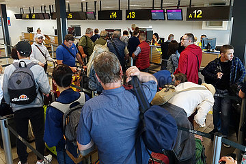 Schoenefeld  Deutschland  Flugpassagiere stehen am Check-in von Wizz Air am Flughafen Berlin-Schoenefeld an